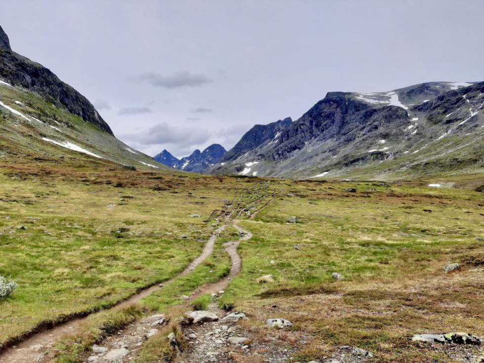 Innover Svartdalen. Foto: Lisa Kvålshaugen Bjærum Svartdalen, Knutsholstindtraversen
