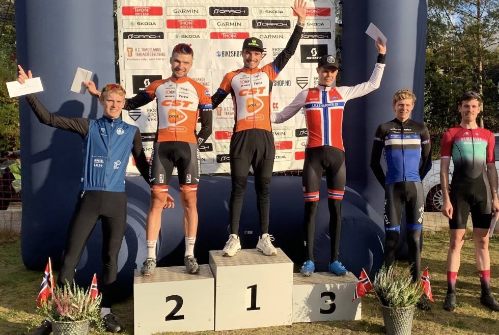 INTERNASJONALT: Herrepallen i rundbanerittet søndag var toppet av Martin Blums fra Latvia på førsteplass, Sebastian Fini Carstensen fra Danmark på andreplass, norgesmester Erik Hægstad på tredjeplass, Mats Tubaas Glende fra Soon CK på fjerde, Axel Lindh fra Sverige (lengst til høyre) på femte og Markus Heuer fra Danmark (lengst til venstre) på sjetteplass. Foto: Cathrine Glende 2021 Rye Terrengsykkelfestival