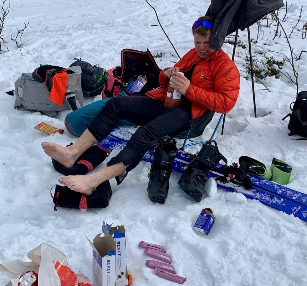 PÅFYLL: Tørre sokker, næringsinntak og en pust i bakken får man betalt for med renter under en everesting. Foto: Frank Holen Tromsø everesting