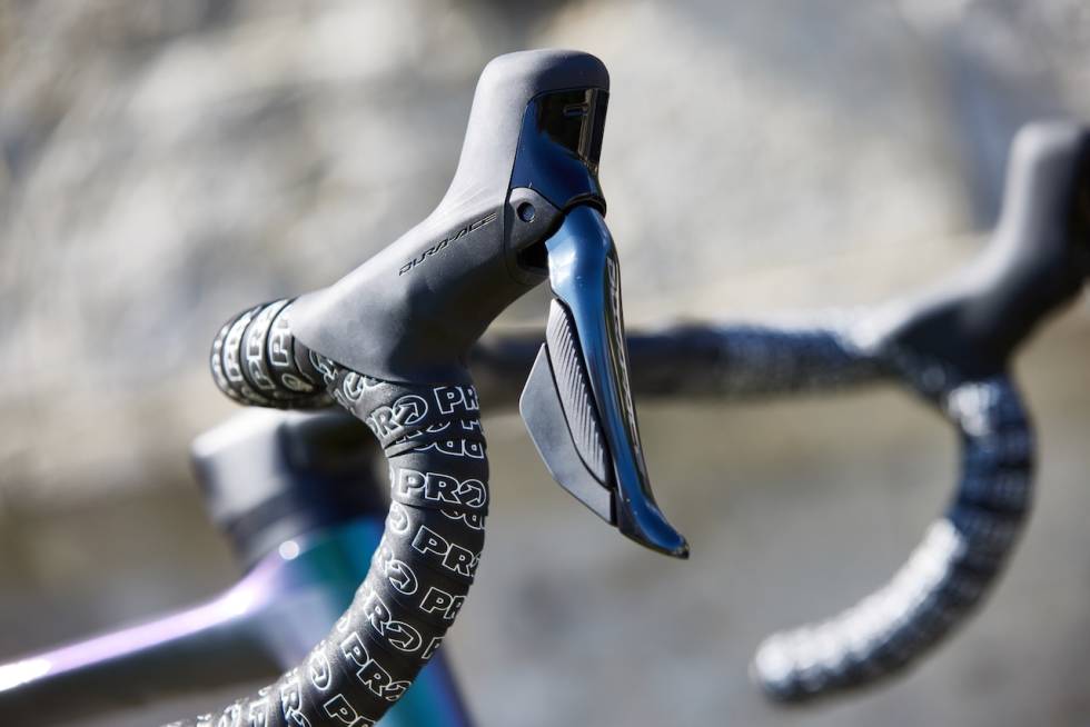 STØRRE HODE: Hendel-hodet er blitt større og høyere. Bedre egnet for tempodrag nå som det er forbudt med albuene på styret. Shimano Dura Ace 2022