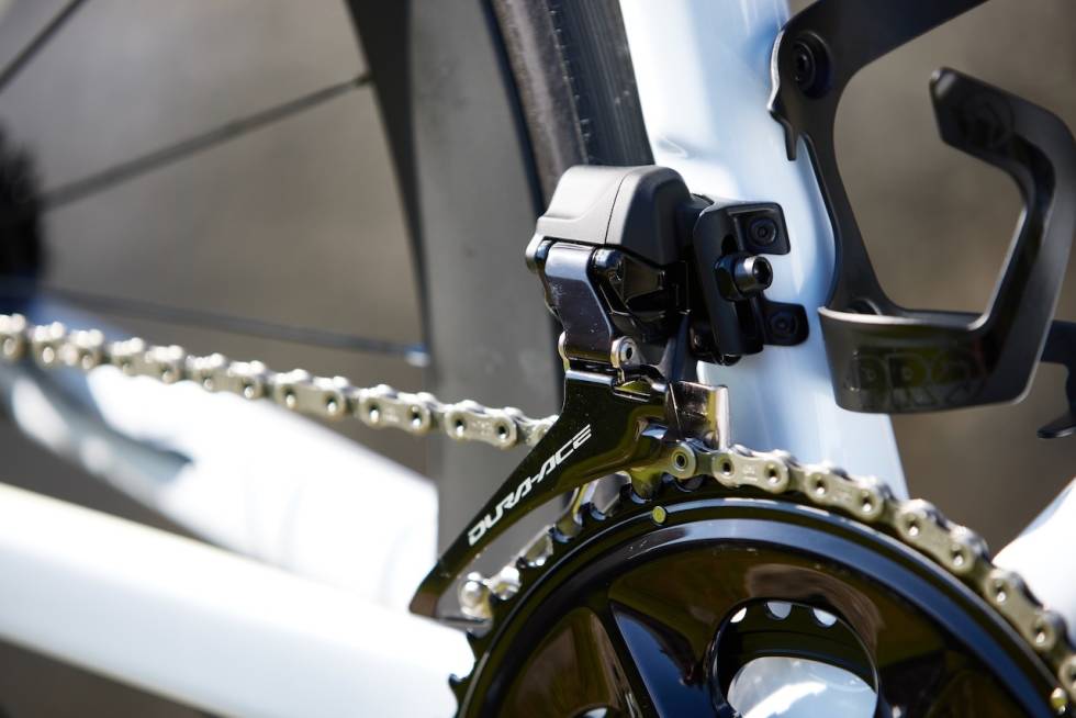 SLANKERE OG LETTERE. Frontgiret er blitt nettere og lettere enn tidligere - for økt dekklaring og lavere vekt. Foto: Irmo Keizer/Shimano Shimano Dura Ace 2022