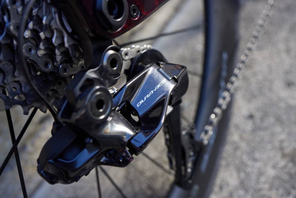 HJERTET: Nå sitter både ladeport, justeringsknapp og batteri-led på bakgiret. Foto: Irmo Keizer/Shimano Shimano Dura Ace 2022