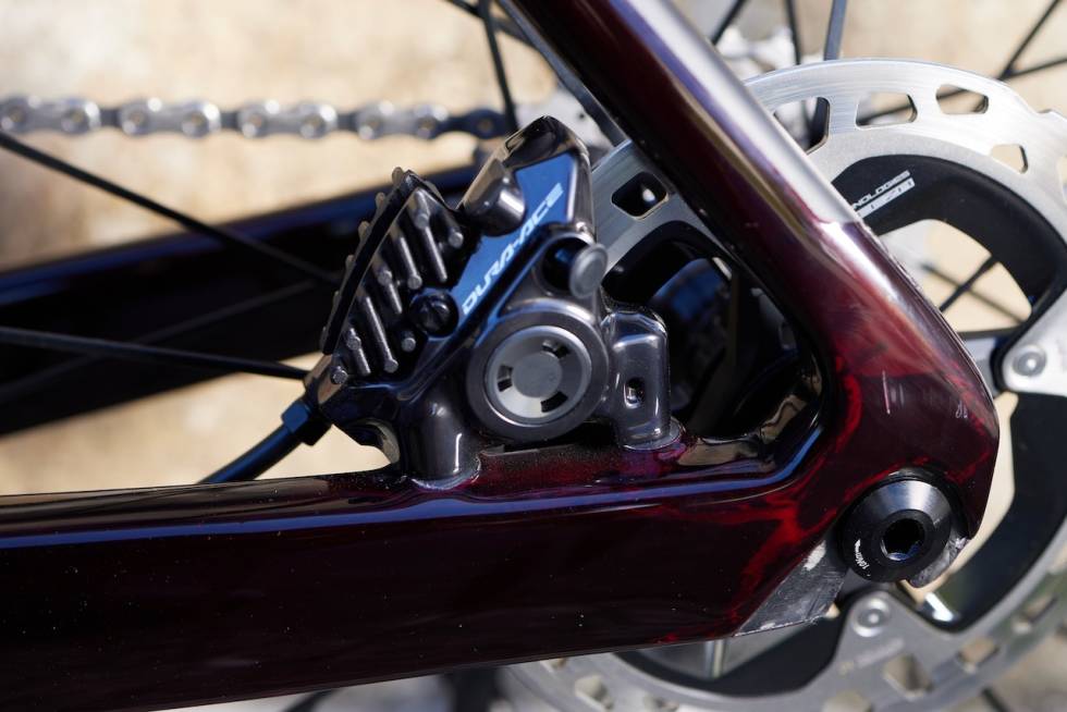 NY KALIPER: Lufteport ut på siden og lufteskrue på toppen skal gjøre de nye bremsene lettere å lufte i en fei. Shimano Dura Ace 2022