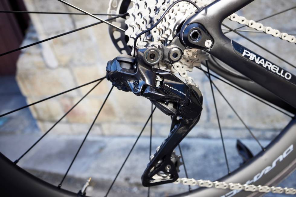 DELVIS TRÅDLØS: Girene er koblet sammen med hverandre og et batteri med ledning gjennom kjedestaget. Foto: Irmo Keizer/Shimano Shimano Dura Ace 2022