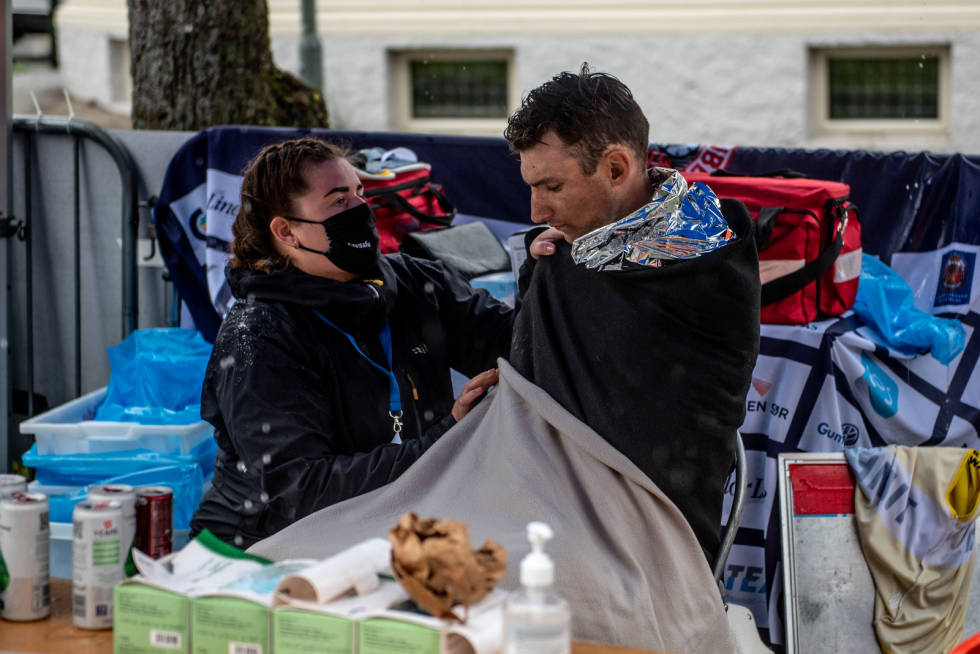 HARD SMELL: Bystrøm slet med å bevege seg etter velten under fellesstarten i NM i Kristiansand. Foto: Knut Andreas Lone 203918359_233598368307220_2170696943376740774_n
