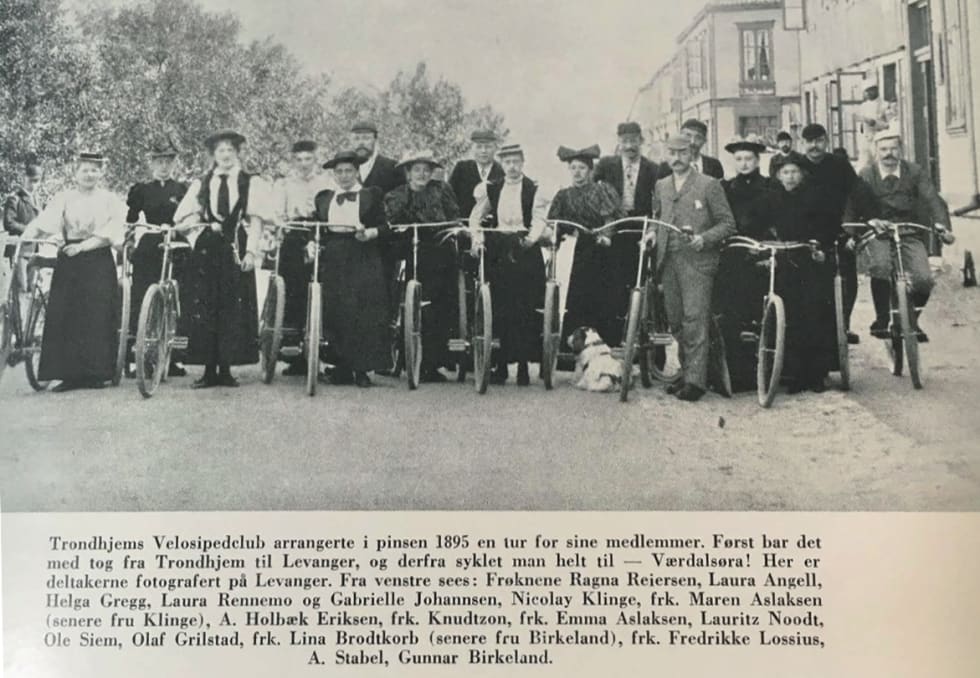 FAKSIMILE: Både kvinner og menn var med da Trondheim velocipedklubb dro på tur til Levanger og Værdalsøra i pinsen 1895.