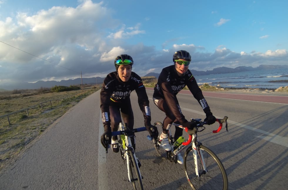 Sondre Sørtveit og Lars Granberg (til høyre) logger gjerne mil på raceren også når de er på samling på Mallorca. Foto: Sepura Toyota Racing with Birk Sondre Sørtveit og Lars Granberg - Foto Sepura Toyota Racing w Birk 1400x924