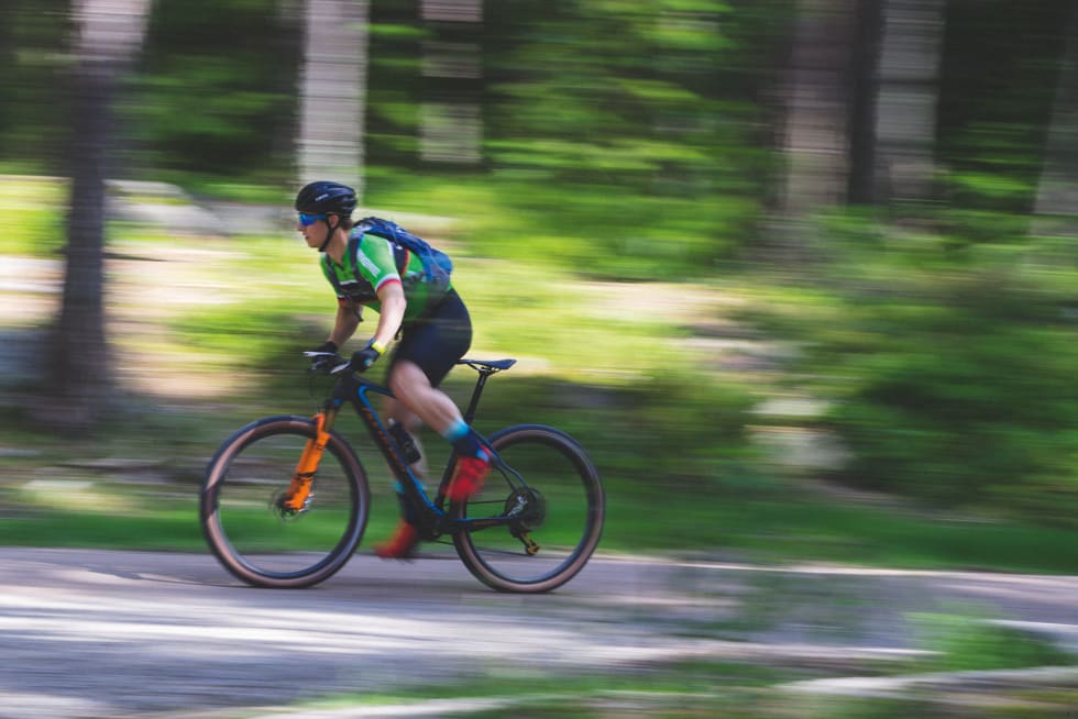 PÅ GRUS: De harde langturene kan gjerne kjøres på grusveier. Klin til i bakkene og ta det roligere mellom. Foto: Kristoffer H. Kippernes