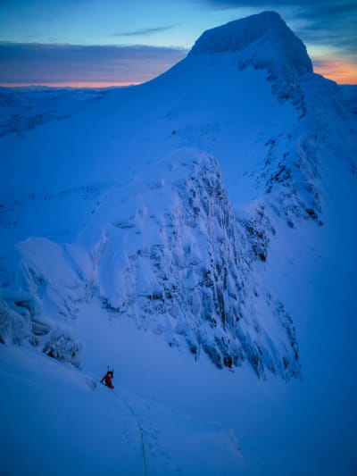 TUNGT OPP BETYR DEILIG NED: Jo, altså fordi det er pudder! Foto: Signar André Nilsen