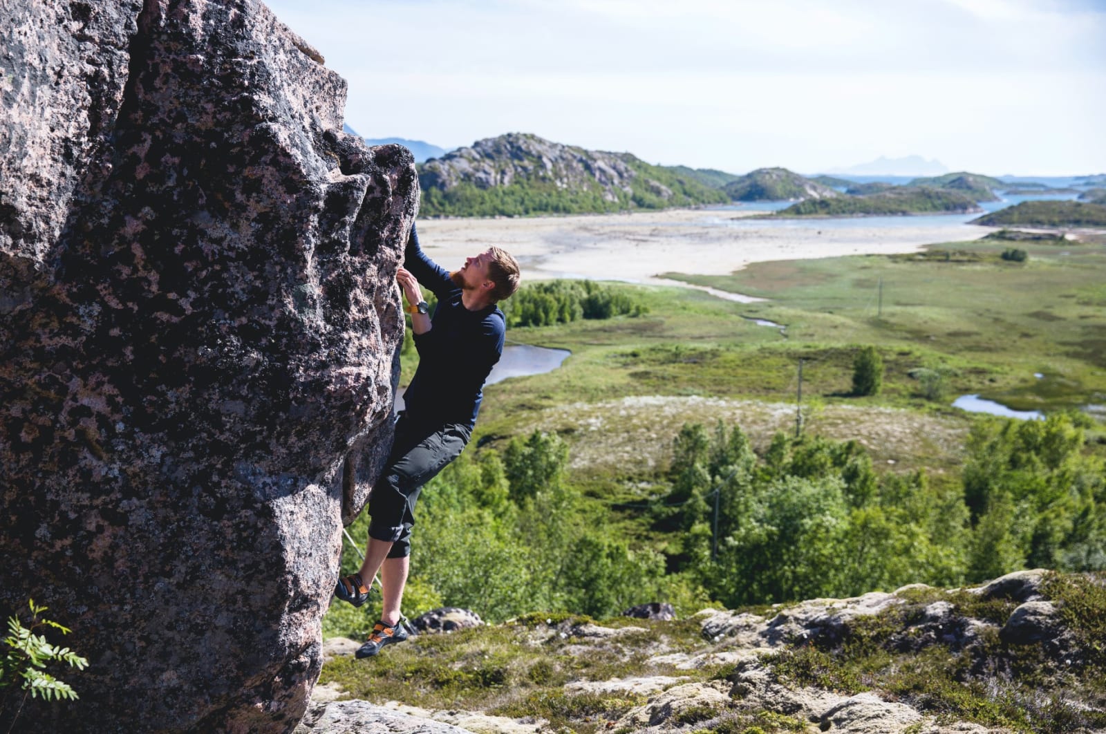 STEINBRA: Nordskot byr på mange fine buldreproblem. Dei siste åra har det også blitt etablert fleire bolta ruter. Veggane er 10 til 40 meter høge med mange enkle, men også nokre tøffare sportsruter. Miniførar til Steigen kan lastast ned frå Norges Klatreforbund sine nettsider.