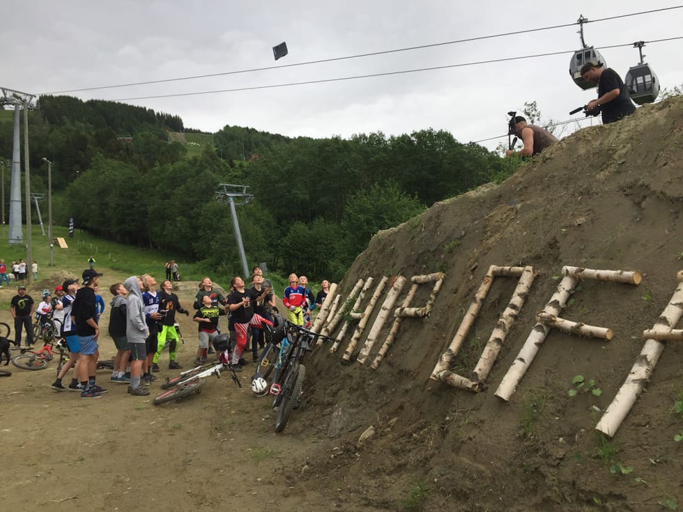 Det vanket gavedryss fra oven på publikum under whip-off konkurransen. Foto: Are Tallaksrud whipoff-give aways foto-Jon-Frogner 1400x1050