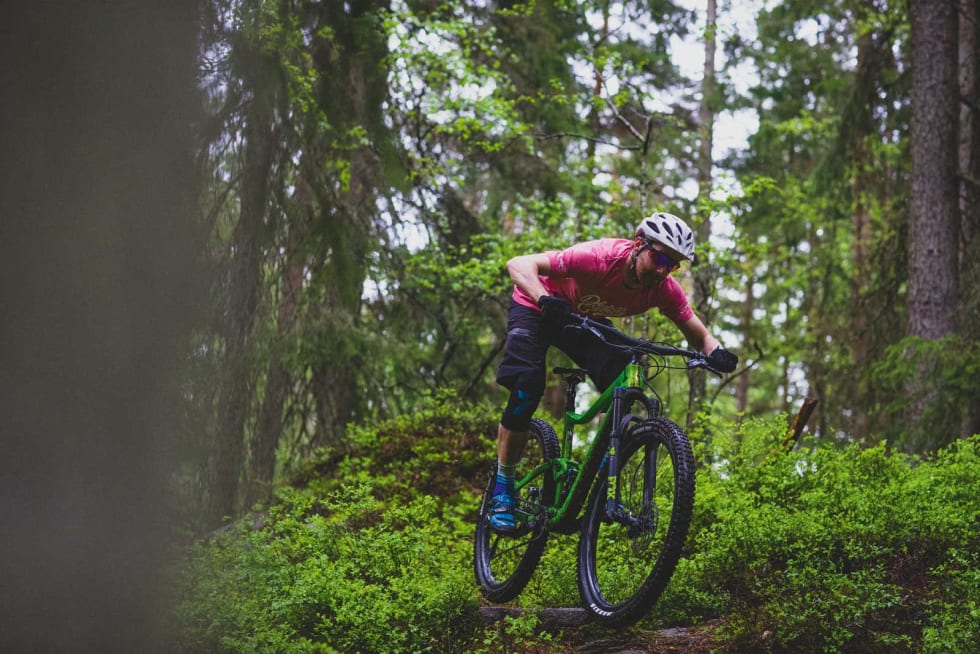 PÅ LANGTUR: Stisykler med kort dempervandring og 29er-hjul er perfekte til lange turer på tekniske stier i skogen. Mathias Marley griper dagen på Giant Trance.