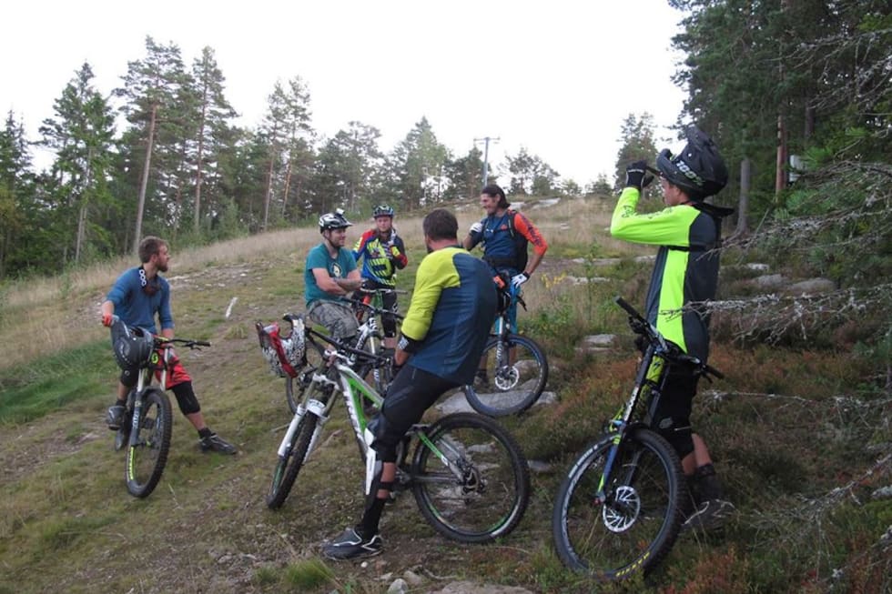 Det har etablert seg et sosialt og aktivt miljø i sykkelanlegget i løpet av de sesongene det har vært i drift. Foto: Kjerringåsen Sykkelpark Sarpsborg Kjerringåsen community - privat 1400x933