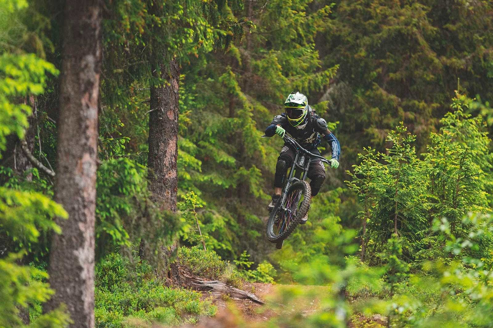 LUFTIG: Ole Henrik Illenberger får luft under hjulene i løypa han selv har bygd.