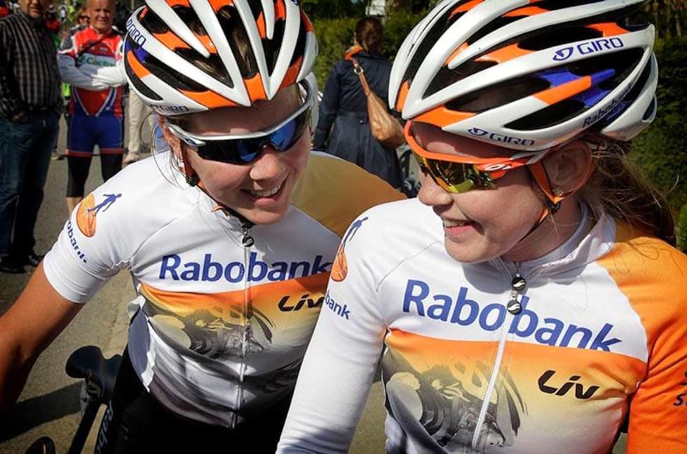 SAMHOLD: Thalita De Jong og Anna van der Breggen under årets utgave av Ladies Tour of Quatar. Foto: Rabobank Liv Thalita De Jong - Anna van der Breggen - Foto Rabo Liv 1400x924