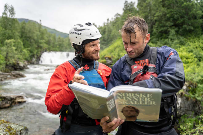 COACH: Ein vinnarskalle underviser sin elev ved breiddene av Myrkdalselva. Foto: Kristian Jøndal