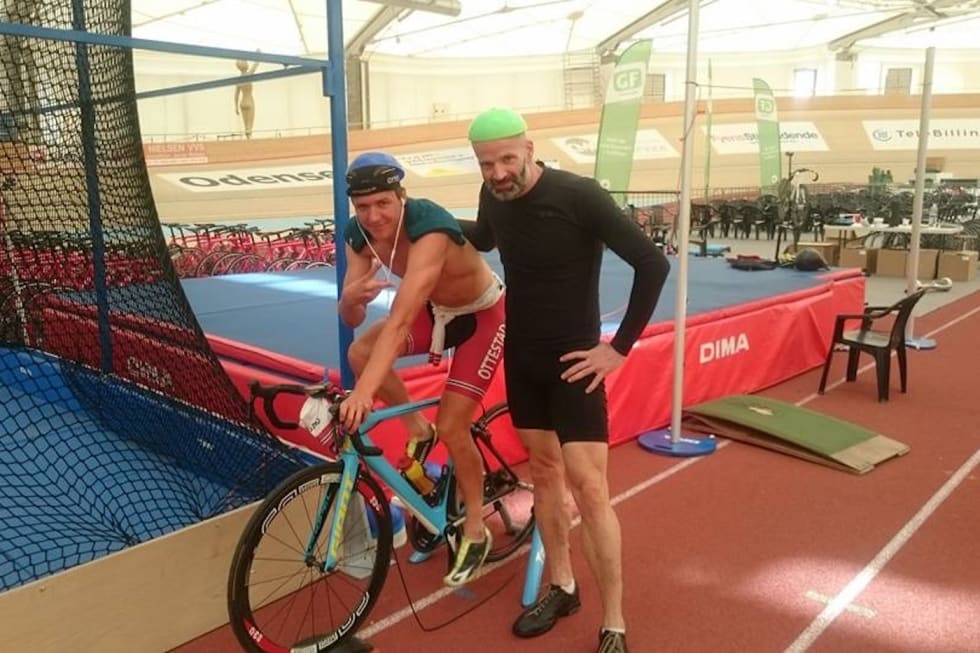 ENSOMT: Anders Oddli har vært i Odense for å trene i velodromen i tre uker. Her sammen med Joseph Santaniello, som ble nummer fire på 750m under veteran-VM i bane på mandag. Foto: Jon Even Corneliussen Anders Oddli Odense Foto Jon Even Corneliussen 1400x933