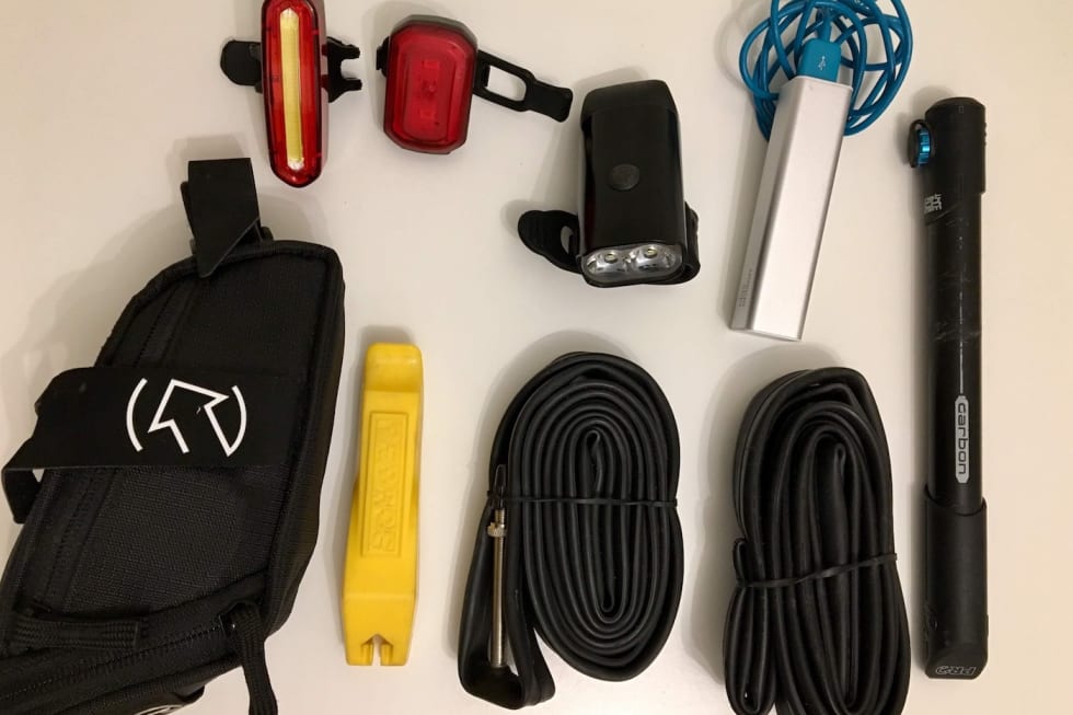 VELUTSTYRT: Johan Noraker Nossen har alltid med seg det nødvendigste i sadeltasken- dekkspak, slanger, pumpe og mobillader, samt lys både foran og bak på sykkelen Noraker Nossen tools 1400x933