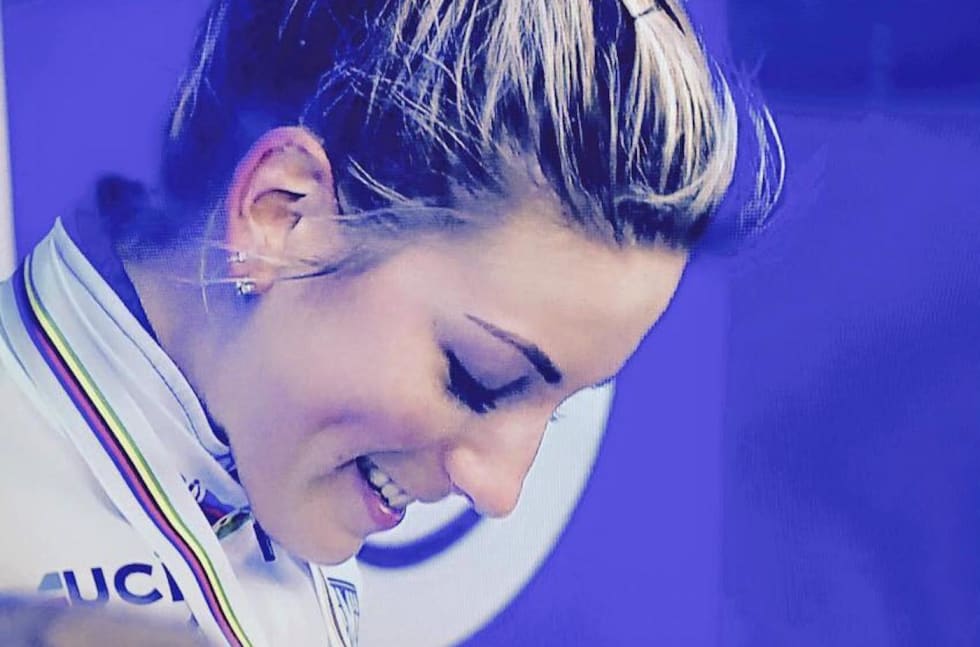 NYBAKT VERDENSMESTER: Pauline Ferrand Prevot tok VM-tittelen fra lagvenninna Marianne Vos. Foto: Rabo Liv Pauline CX World Champ 2015 - foto Rabo Liv 1400x924