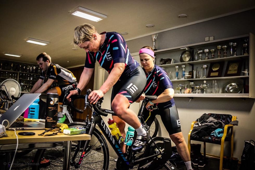 LAGARBEID: De ti jentene i Ladies Edition byttet på å sykle, og la bak seg 720 kilometer i løpet av de 24 timene rittet varte. Foto: Caroline Vamnes Watt Vs Cancer - Caroline Vamnes 1400x933