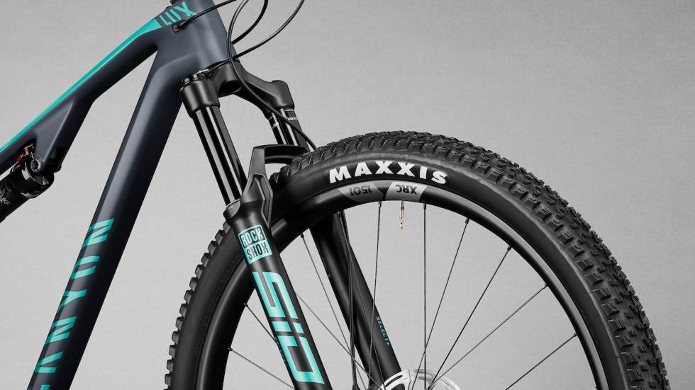 KRAFTIGERE GAFFEL: Lux Trail-syklene er enten utstyrt med SID-gafler med 35 mm innerbein, eller med Fox SC 34-gafler. Canyon Lux Trail 2021