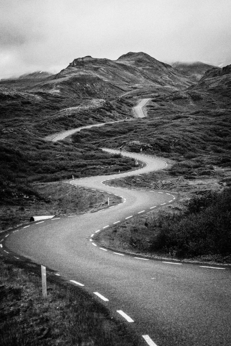 KRØLL PÅ KRØLL: Veiene rundt Thingvallavatn er stort sett svingløse, men den siste mila før returen gjennom fjellene er et svingparadis. Sabla bratt, sådan.