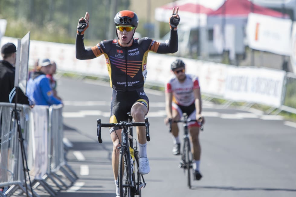 NESTEN: Kristoffer Ylven Westgaard måtte gi tapt for Eirik Bruland i spurtoppgjøret. Foto: Pål Westgaard Eirik Bruland - Kristoffer Ylven Westgaard - Roserittet fellesstart 1400x933