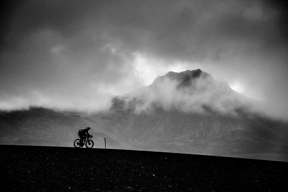 DOMMEDAG: Blåfjell i motlys. Syklister i motgang.