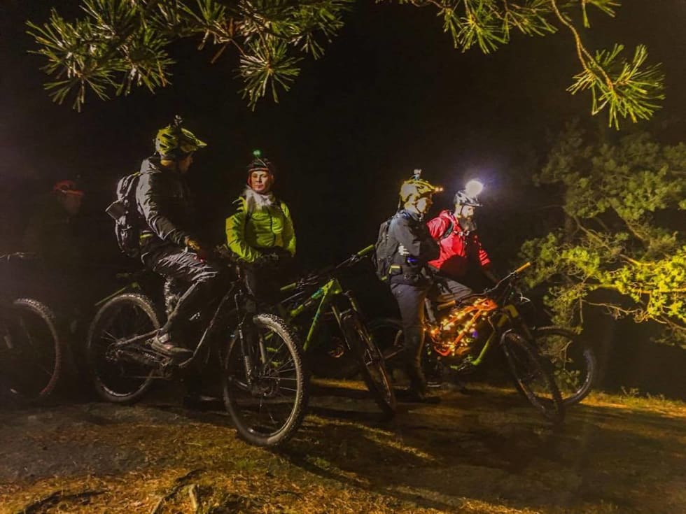 Stemningsfullt i skogen. Pål Valbjørk (fra venstre) Ole Henrik, Lars Henning Karlsen, Stian Torgersen og i mørten Sten Normanset. Foto: Rasmus Leiro Juletur Pål Valbjørk fra venstre Ole Henrik Lars Henning Karlsen Stian Torgersen og i mørten Sten Normanset. Foto Rasmus Leiro 1200x900