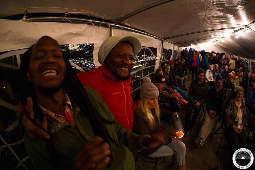 Canvas Hotels egen kokk Desmond til høyre sto bak spakene på musikkanlegget. Foto Thomas B Svendsen 30 Canvas Hotels egen kokk Desmond til høyre sto bak spakene på musikkanlegget