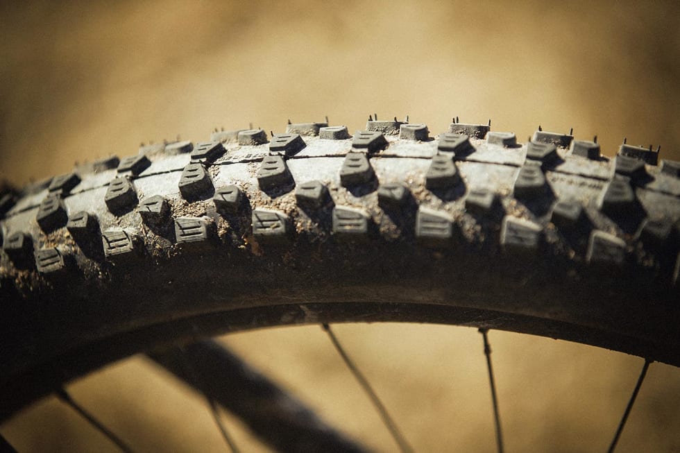 HOLY RUBBER BATMAN: Cube-sykkelens Schwalbe-dekk er store og volumiøse, men bakdekkets raske gummi ofrer noe grep på vått berg for lettere rull. Foto: Kristoffer Kippernes Cube_detalj2