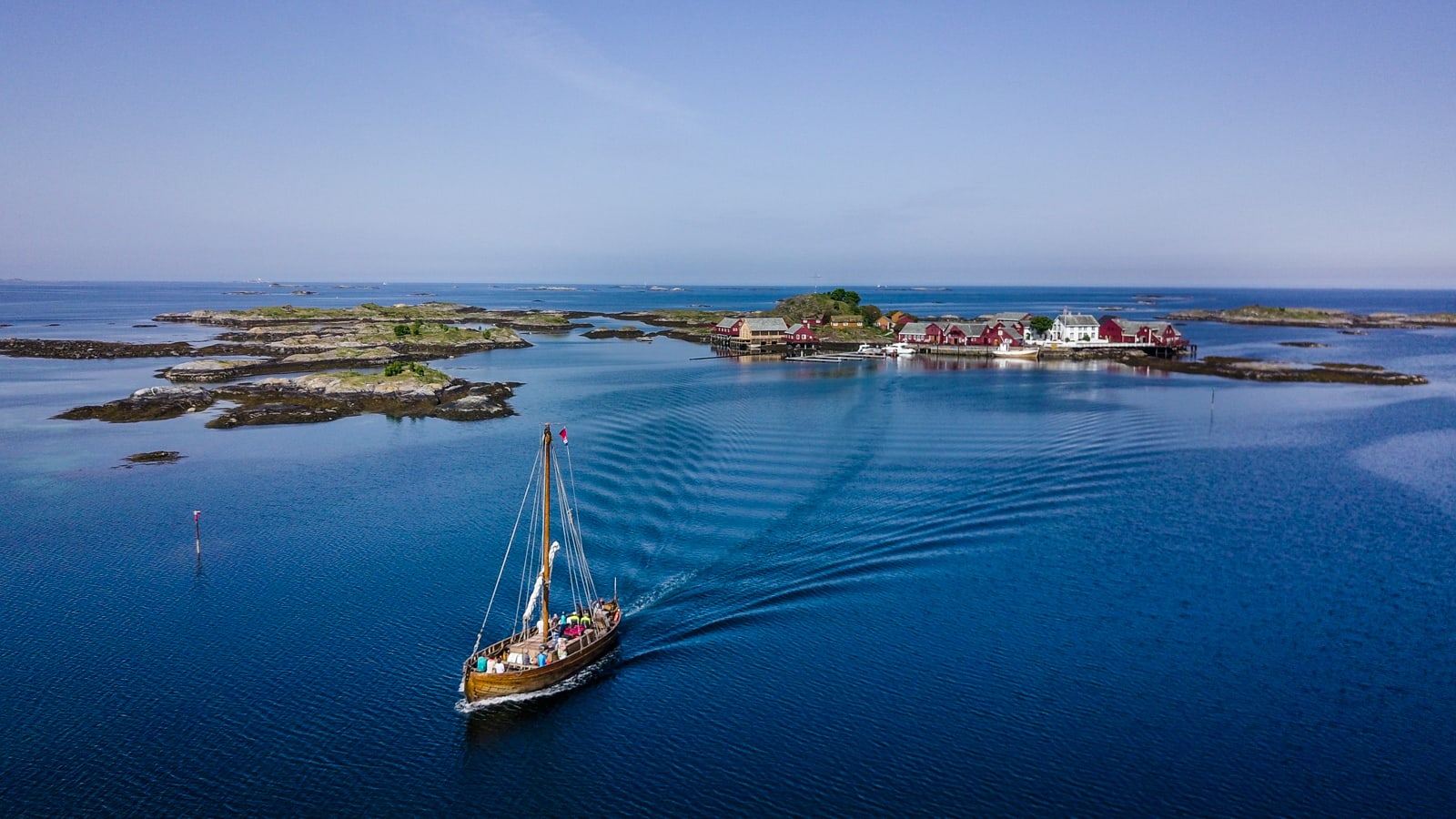 HEI HÅHOLMEN: Noe særlig mer eventyrlig går det vel knapt an å starte en sykkeltur. Bilde: Magnus Roaldset Furset