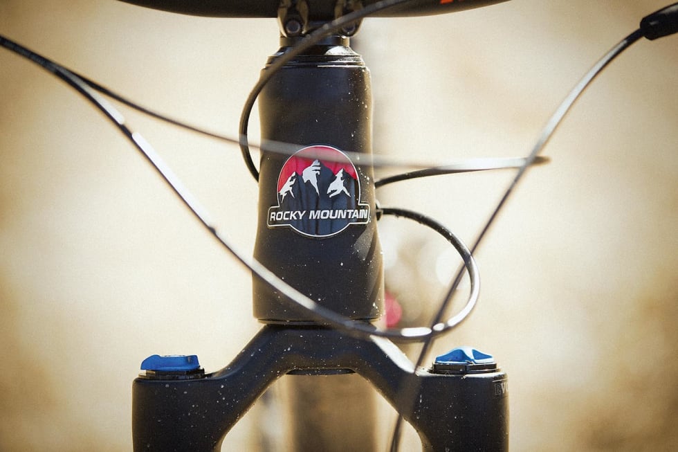 KLIPPIGA BERGEN: Kanadiske Rocky Mountain er blant pionerene innen terrengsykling og spesielt den groveste og bratteste syklinga. Logoen har vært den samme siden 90-tallet. Foto: Kristoffer Kippernes rm_detalj2