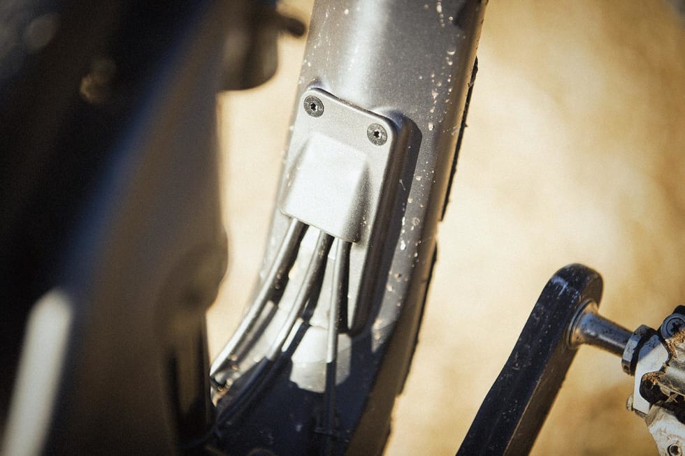 FACES IN THINGS: Vaiere og slanger kommer samlet ut av kjeften nederst på underrøret. Den store åpningen under plata gjør det mindre frustrerende å trekke vaiere gjennom ramma. Foto: Kristoffer Kippernes rm_detalj3