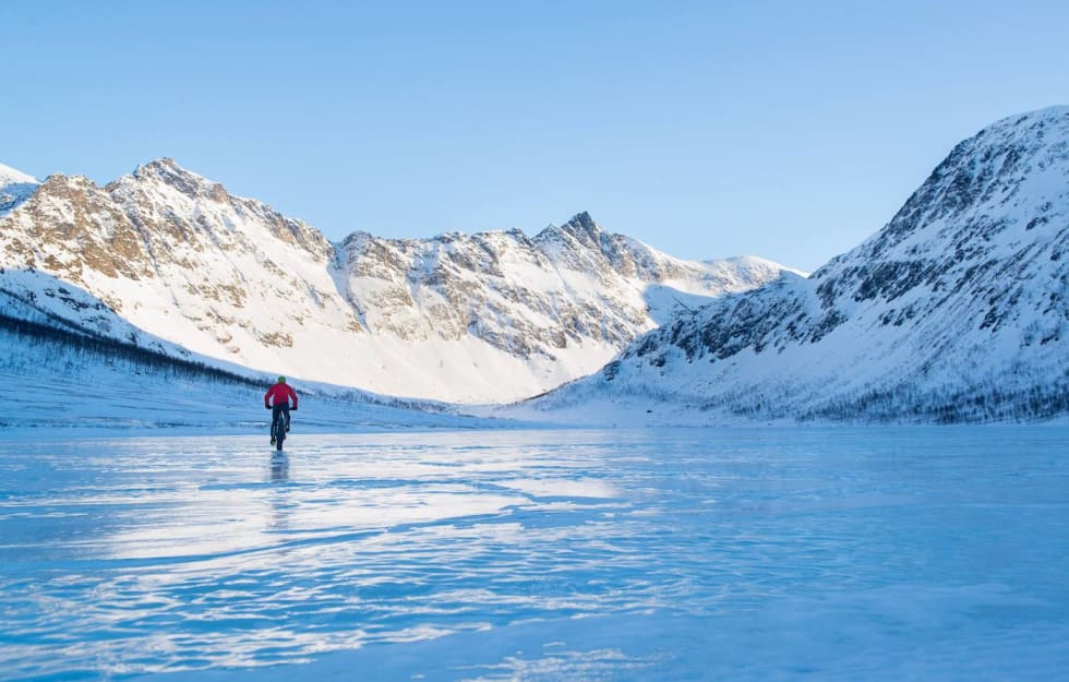 Med tidvis sprengkulde og lite snø, er det for tida lett å ta seg rundt i terrenget i nord. Foto: Pål Jakobsen Kvaløya ice Feb 2018 - Pål Jakobsen 1400x893