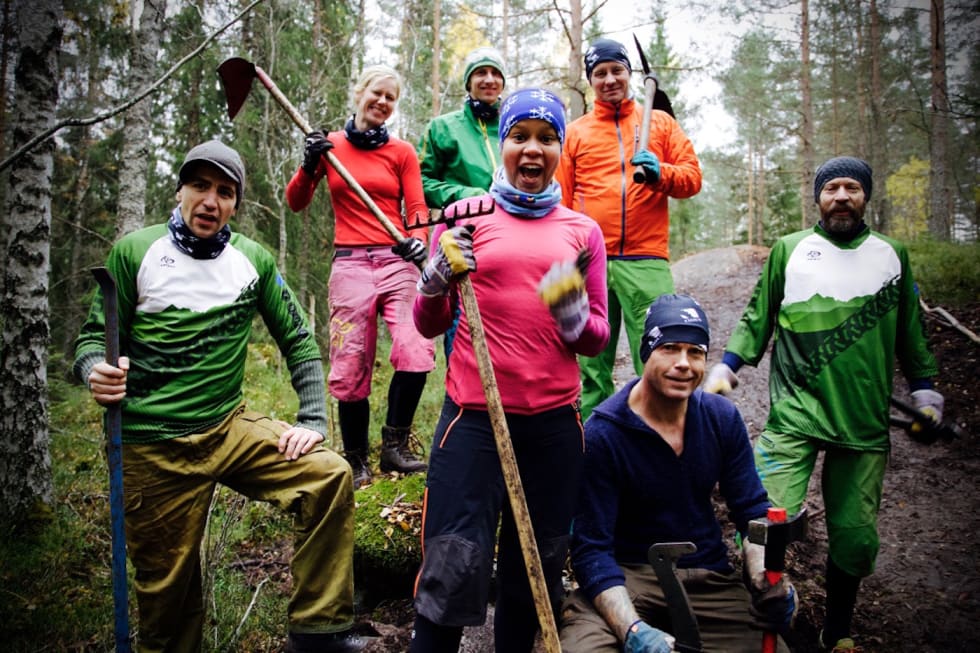 Katrine Ferrão Hofstad (foran) i fjonge nye shorts fra Friksjon Sykler, som takk for solid dugnadsinnsats. Resten av gjengen ble også behørlig premiert, og mer skal deles ut på lørdag. Foto: Bjørn Enoksen Katrine Ferao Hofstad - dugnad Pioneren 22 okt 2016- Knut Enoksen 1400x933
