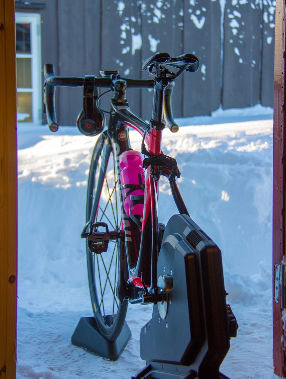 FRA BOBLE TIL ROLLS ROYCE: Caroline Vamnes byttet ut den gamle analoge rulla med en ny, interaktiv Tacx Neo.Foto: Privat Caroline Vamnes wind trainer - Privat 1000X