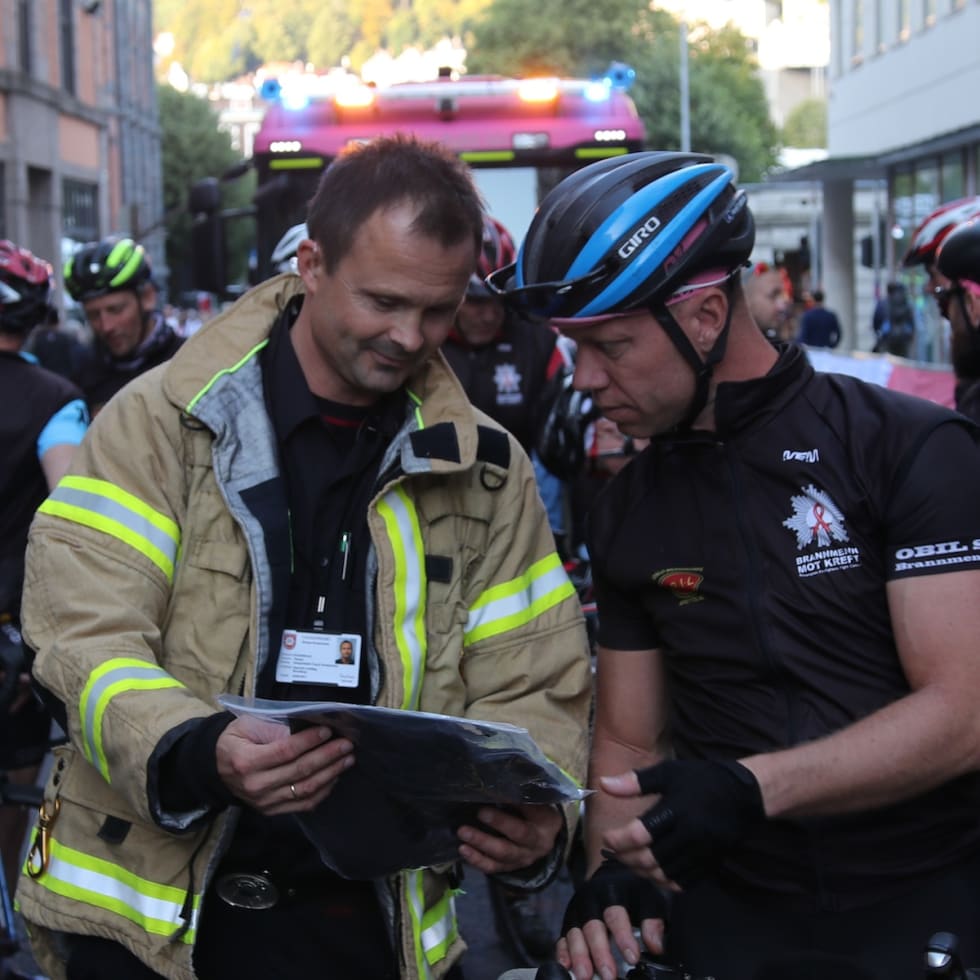 VENNSKAP: Ketil Tærum (til høyre) med Tommy Kristoffersen, grunnlegger av Brannmenn mot kreft og nylig kåret til årets brannmann, etter målgang i Bergen. Foto: Brannmenn mot kreft Ketil Tærum - Tommy Kristoffersen til venstre - Brannmenn mot kreft 1200x1200
