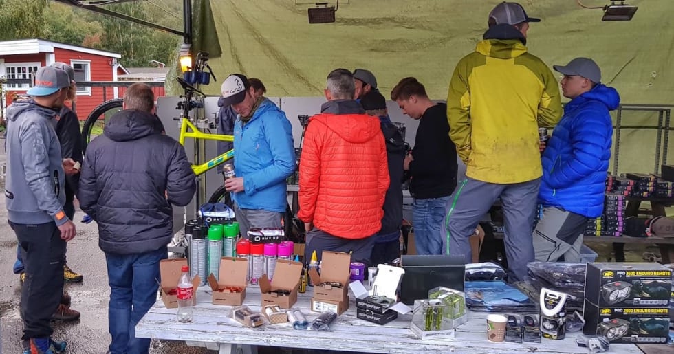 Mekkekurset ble avhold under tak og var godt besøkt. Foto: Tommy Aslaksen Mekkekurs i festivalbutikken - Folven 2018 - Foto Tommy Aslaksen 1400x735