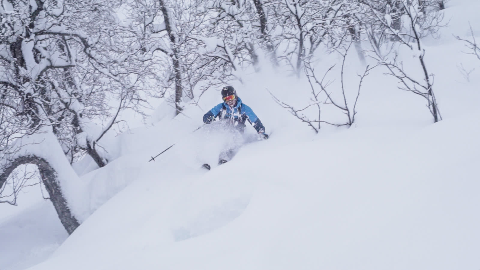 POW: Erik Finseth tok turen til Sogndal for å finne dyp puddersnø. Det fant han, og det kan du glede deg til i neste episode av Den perfekte svingen. Bilde: Christian Nerdrum