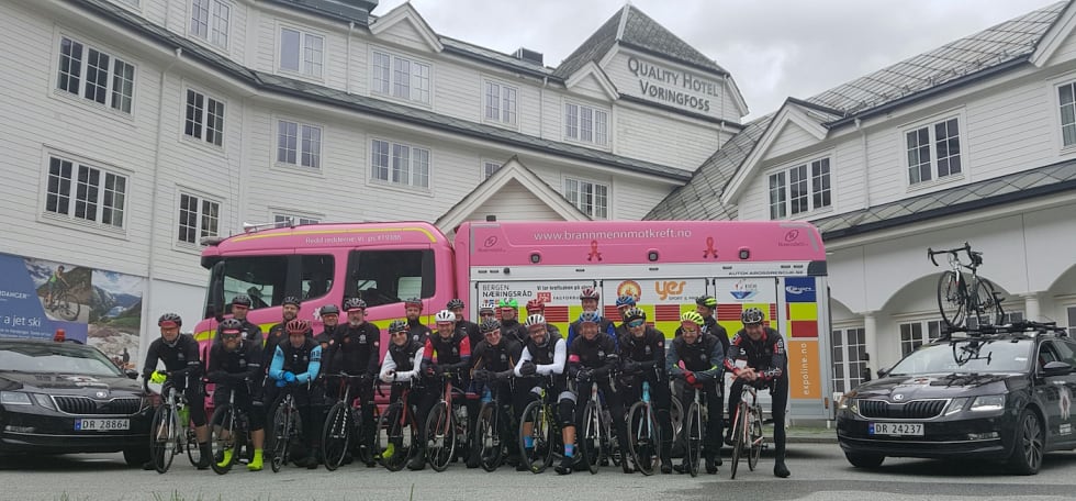 STOR TROPP: Denne gjengen syklet fra Oslo til Bergen for å rekke fellesstartene i VM. Foto: Brannmenn mot kreft Brannmenn mot kreft - Vøringsfossen 2017 - Foto Brannmenn mot kreft 1400x655