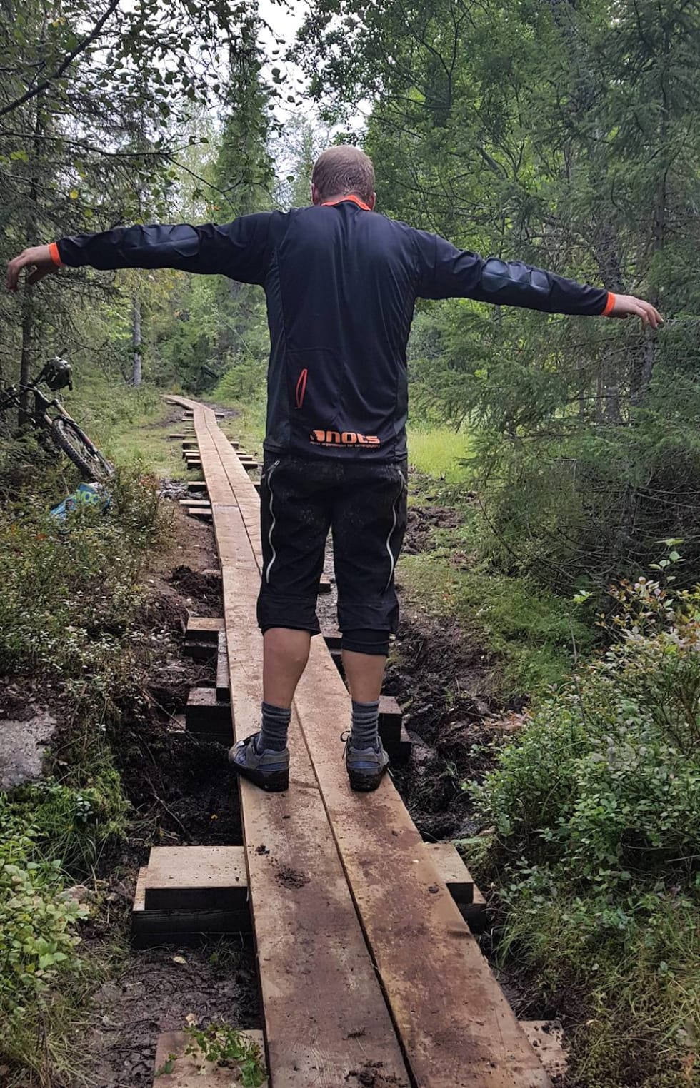 Erik Skontorp Hognes har vært med å legge atskillige meter med klopp i år. Foto: NOTS Trondheim Erik Skontorp Hognes - dugnad 2018 1000x