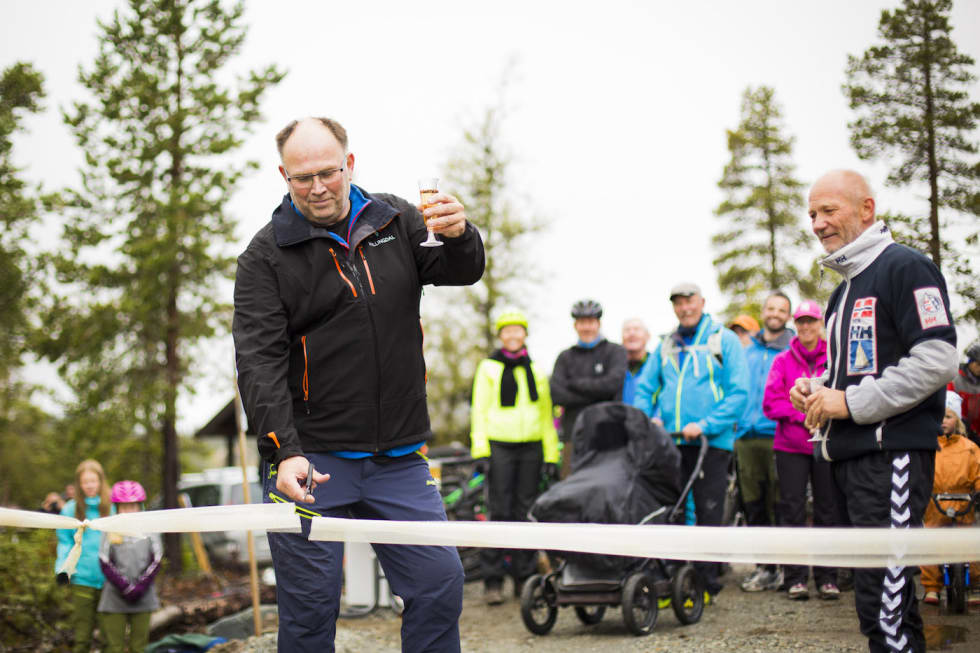 Ordfører Tore Haraldset klippet snora for den nye stien i Nesfjellet sammen med Lasse Lund, daglig leder i Destinasjon Nesfjellet AS. Foto: Snorre Veggan Ordfører Tore Haraldset - Daglig leder Destinasjon Nesfjellet AS Lasse Lund - Snorre Veggan