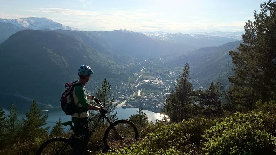 Det er mange områder å sykle i Sogn. Nå vil forskerne vite hvor du har syklet. Foto: Bård Basberg Sogn Terrengsykkel - Foto Bård Basberg
