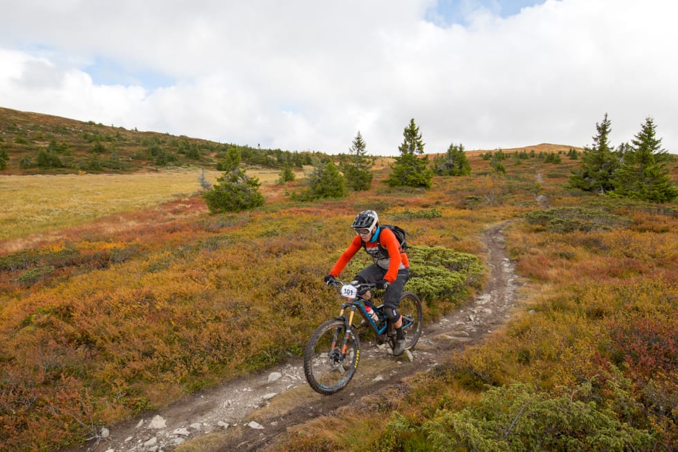 Espen Johnsen tok seieren i herreklassen, men hadde allerede vunnet sammenlagt før Hafjell Enduro. Espen Johnsen - Hafjell Enduro 2017 - Sylvain Cavatz 1400x933