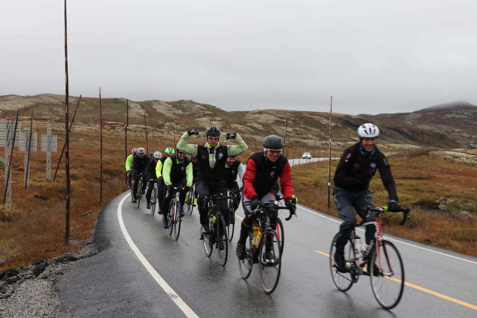 HEFTIG: Fredagens etappe ble en utfordring med grått og kaldt vær fra Geilo til Ulvik. Foto: Brannmenn mot kreft Geilo-Ulvik - Oslo-Bergen 2017 - Foto Brannmenn mot kreft 1400x933