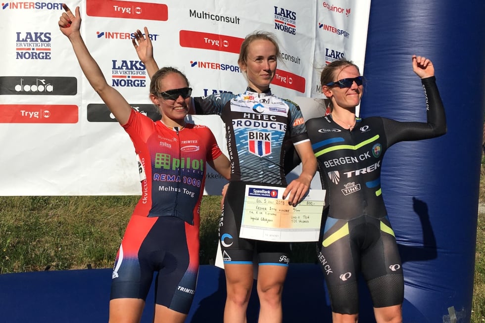 GOD START: Ingvild Gåskjenn vant seniordamenes tempo foran Stine Borgli og Karina Birkenes. Foto: Ingeborg Scheve Stine Borgli - Ingvild Gåskjenn - Karina Birkenes - Tempo Tour de Hallingdal - Scheve 1400x933