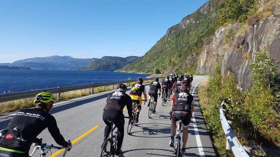 SJARMØRETAPPEN: Lørdagens tur fra Ulvik til Bergen gikk i strålende vær, med god stemning og stor oppslutning om prosjektet. Foto: Brannmenn mot kreft Ulvik-Granvin - Oslo-Bergen 2017 - Foto Brannmenn mot kreft 1200x688