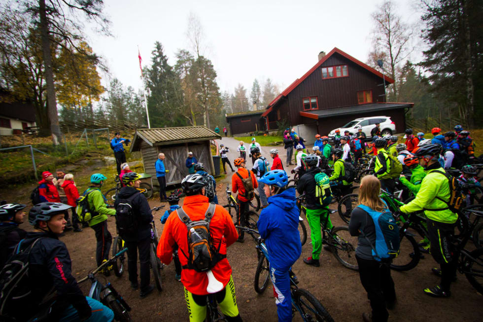 START: Rustadsaga sportsstue var oppmøtested. Derfra gikk turen 5 minutter videre til starten på Pioneren. (foto: Snorre Veggan) pioneren-2016a