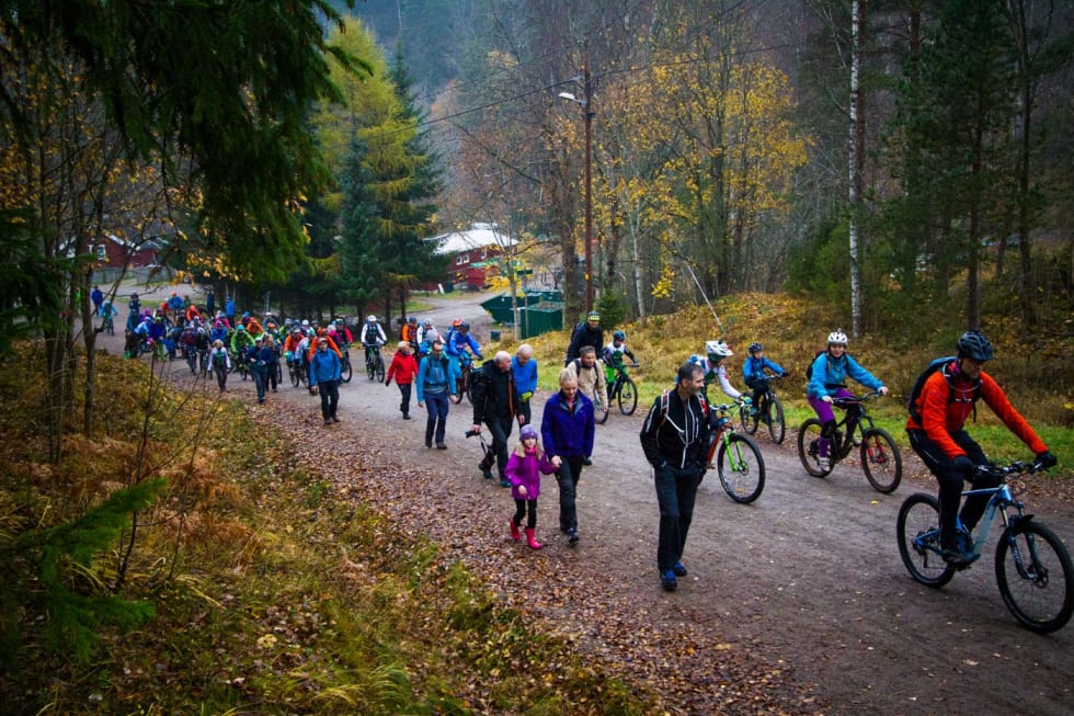 FOLKEVANDRING: Det var den reneste folkevandringen innover grusveien i retning Kattisa. (foto: Snorre Veggan) pioneren-2040a